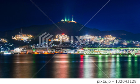 長崎ベイエリアとライトアップされた稲佐山電波塔 長崎ベイエリアとライトアップされた稲佐山電波塔 132043129