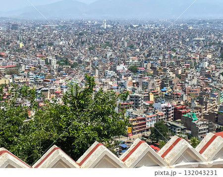 ネパール・カトマンズ　スワヤンブナート寺院より眺めるカトマンズ市街 132043231