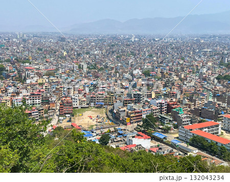 ネパール・カトマンズ スワヤンブナート寺院より眺めるカトマンズ市街 ネパール・カトマンズ スワヤンブナート寺院より眺めるカトマンズ市街 132043234