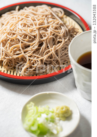 【食べ物素材】盛りつけられたざるそば【長野県】 【食べ物素材】盛りつけられたざるそば【長野県】 132043388