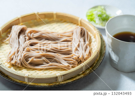 【食べ物素材】ざるに盛りつけられた戸隠そば【長野県】 132043493
