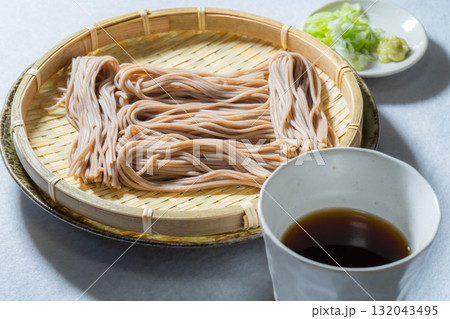 【食べ物素材】ざるに盛りつけられた戸隠そば【長野県】 132043495