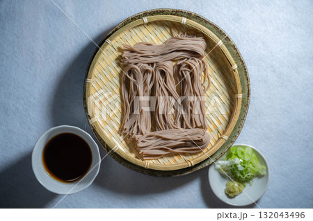 【食べ物素材】ざるに盛りつけられた戸隠そば【長野県】 【食べ物素材】ざるに盛りつけられた戸隠そば【長野県】 132043496