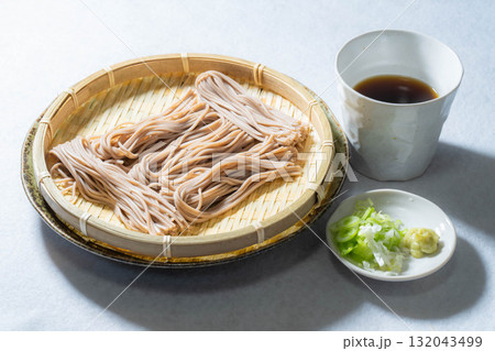 【食べ物素材】ざるに盛りつけられた戸隠そば【長野県】 【食べ物素材】ざるに盛りつけられた戸隠そば【長野県】 132043499