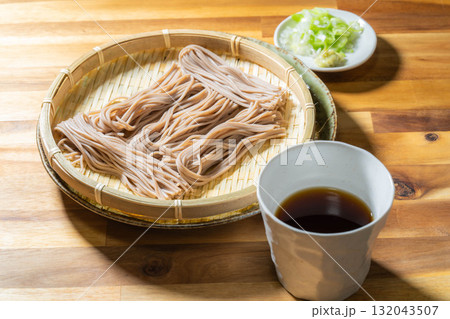 【食べ物素材】ざるに盛りつけられた戸隠そば【長野県】 【食べ物素材】ざるに盛りつけられた戸隠そば【長野県】 132043507
