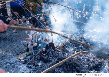 【冬素材】小正月の年中行事・どんど焼き【長野県】 【冬素材】小正月の年中行事・どんど焼き【長野県】 132043559