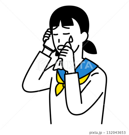 スマートフォンでの通話で泣く女子学生 132043653