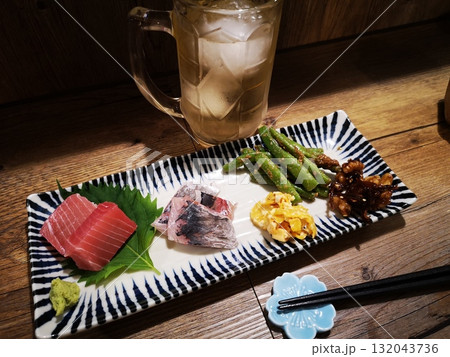 居酒屋の付けだしとハイボール 132043736