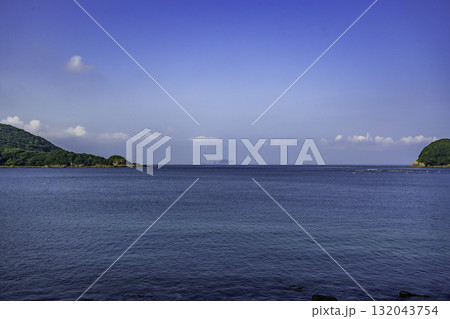 日向　細島港沖にかすかに枇榔島を望む　宮崎県日向市 132043754