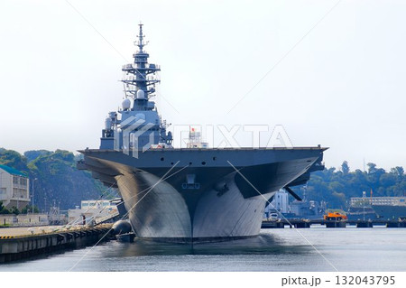 軍港『横須賀』逸見岸壁に接岸する… DDH護衛艦かが 132043795