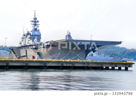 軍港『横須賀』逸見岸壁に接岸する… DDH護衛艦かが 軍港『横須賀』逸見岸壁に接岸する… DDH護衛艦かが 132043798
