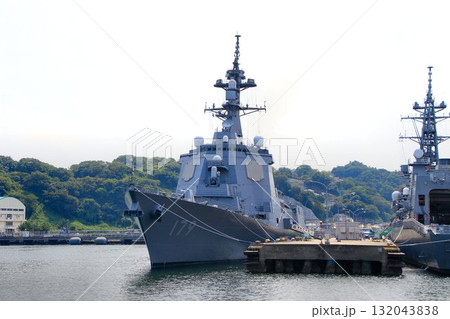 軍港『横須賀』に接岸・停泊する… イージス護衛艦『まや』と汎用護衛艦『たかなみ 軍港『横須賀』に接岸・停泊する… イージス護衛艦『まや』と汎用護衛艦『たかなみ 132043838