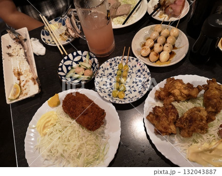 居酒屋で飲み会 居酒屋で飲み会 132043887