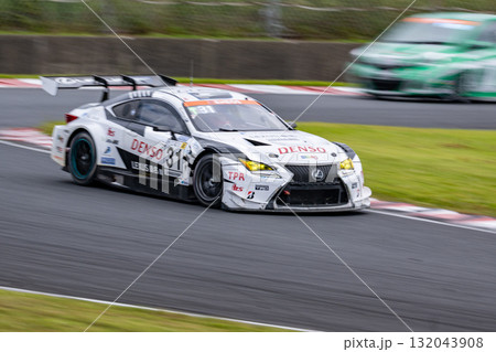 疾走するスポーツカー 132043908