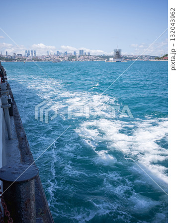 【トルコ】イスタンブールのボスポラス海峡を航行する船の上から望む白波と対岸の街並み 132043962