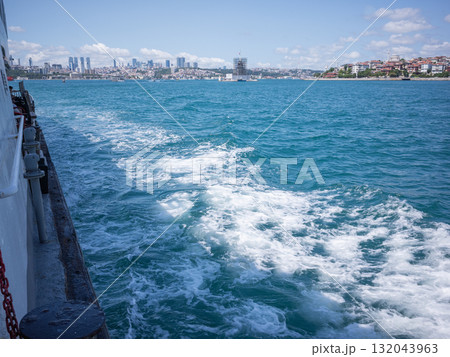 【トルコ】イスタンブールのボスポラス海峡を航行する船の上から望む白波と対岸の街並み 132043963