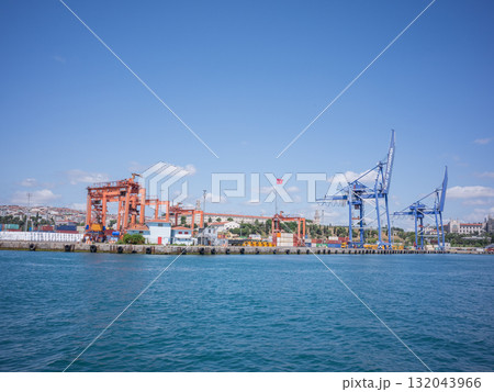 【トルコ】イスタンブールのボスポラス海峡を航行する船の上から望む対岸の貨物船用の港 132043966