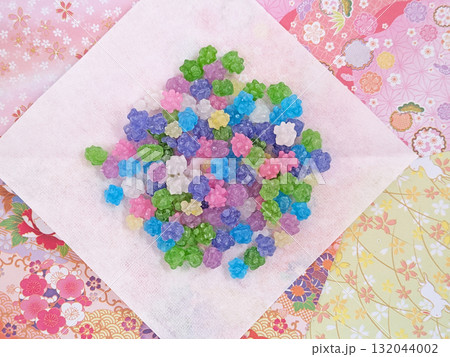 和紙の上に置かれた金平糖 132044002