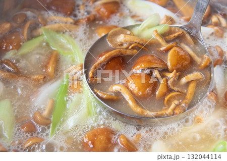 大鍋で煮たなめこ汁 132044114
