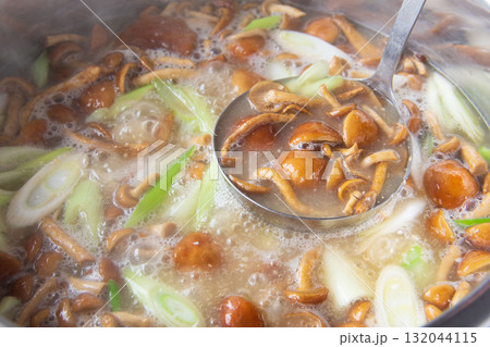 大鍋で煮たなめこ汁 132044115