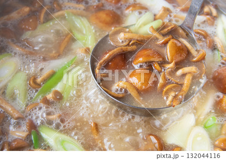 大鍋で煮たなめこ汁 132044116