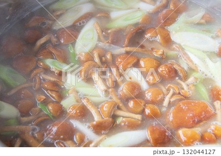 大鍋で煮たなめこ汁 132044127