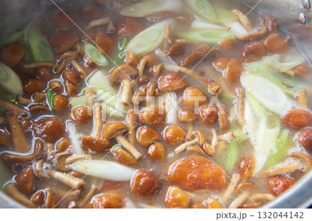 大鍋で煮たなめこ汁 132044142