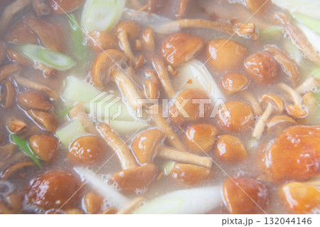 大鍋で煮たなめこ汁 132044146