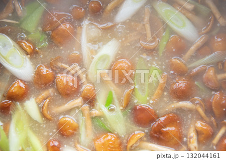 大鍋で煮たなめこ汁 132044161