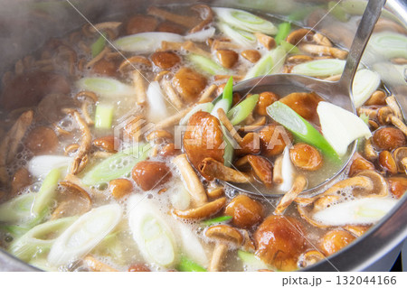 大鍋で煮たなめこ汁 132044166