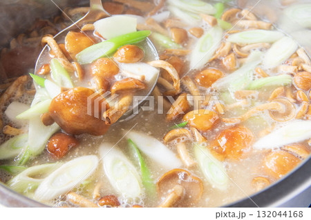 大鍋で煮たなめこ汁 132044168