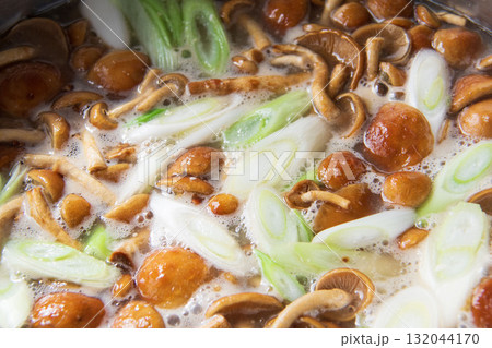 大鍋で煮たなめこ汁 大鍋で煮たなめこ汁 132044170
