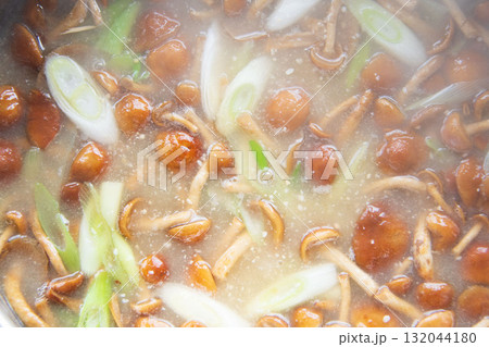大鍋で煮たなめこ汁 132044180
