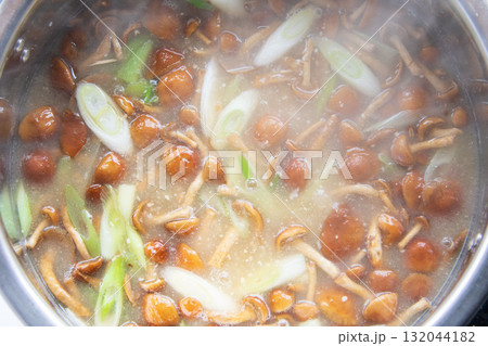 大鍋で煮たなめこ汁 大鍋で煮たなめこ汁 132044182