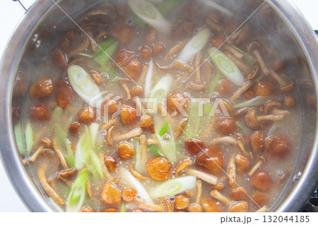 大鍋で煮たなめこ汁 132044185