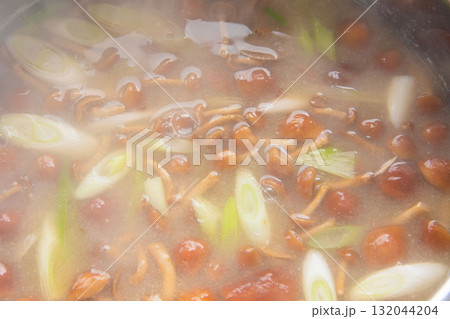 大鍋で煮たなめこ汁 132044204