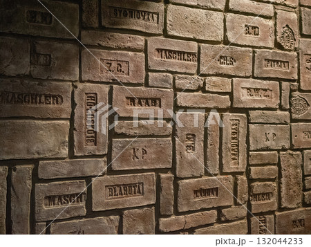 【ウクライナ】西部リヴィウのカフェの文字が刻まれたレトロなブロック塀 【ウクライナ】西部リヴィウのカフェの文字が刻まれたレトロなブロック塀 132044233