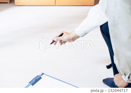 床のチェックをする作業服の男性 床のチェックをする作業服の男性 132044717