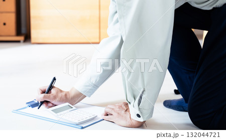 床のチェックをする作業服の男性 床のチェックをする作業服の男性 132044721