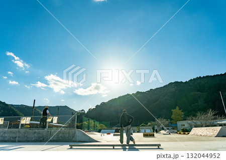 三重県南伊勢町　廃校となった旧穂原小学校の穂原スケートパークでスケートボードを楽しむ若者たち 132044952