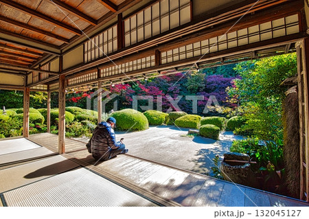 京都のお寺では秋にになると赤や黄色の紅葉で色付きます 京都のお寺では秋にになると赤や黄色の紅葉で色付きます 132045127