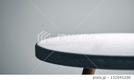 黒白の円柱における抽象的な視覚バランス 黒白の円柱における抽象的な視覚バランス 132045200