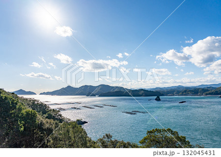 三重県南伊勢町　中ノ磯展望台からの秋の贄湾と慥柄漁港の眺め 132045431