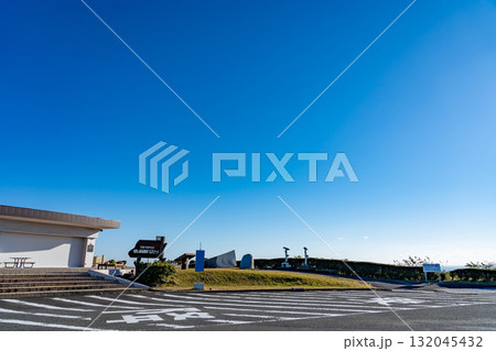 三重県鳥羽市　朝のパールロード鳥羽展望台の駐車場 132045432