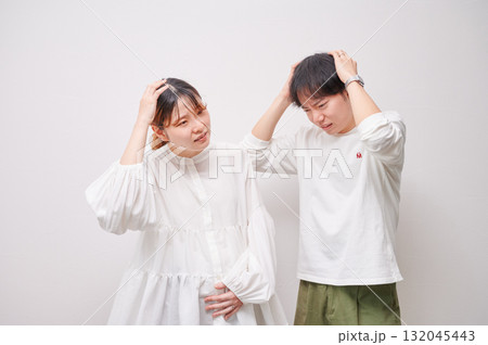 頭を抱える夫婦 妊婦 トラブル 頭を抱える夫婦 妊婦 トラブル 132045443