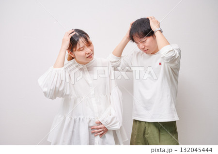 頭を抱える夫婦 妊婦 トラブル 頭を抱える夫婦 妊婦 トラブル 132045444