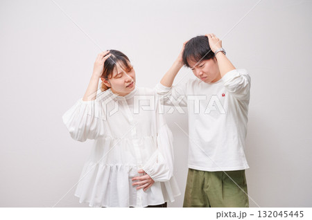 頭を抱える夫婦　妊婦　トラブル 132045445