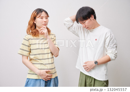 悩む夫婦　妊婦　相談　マタニティ 132045557