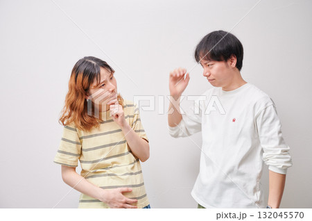 悩む夫婦　妊婦　相談　マタニティ 132045570
