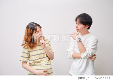 悩む夫婦 妊婦 相談 マタニティ 悩む夫婦 妊婦 相談 マタニティ 132045571